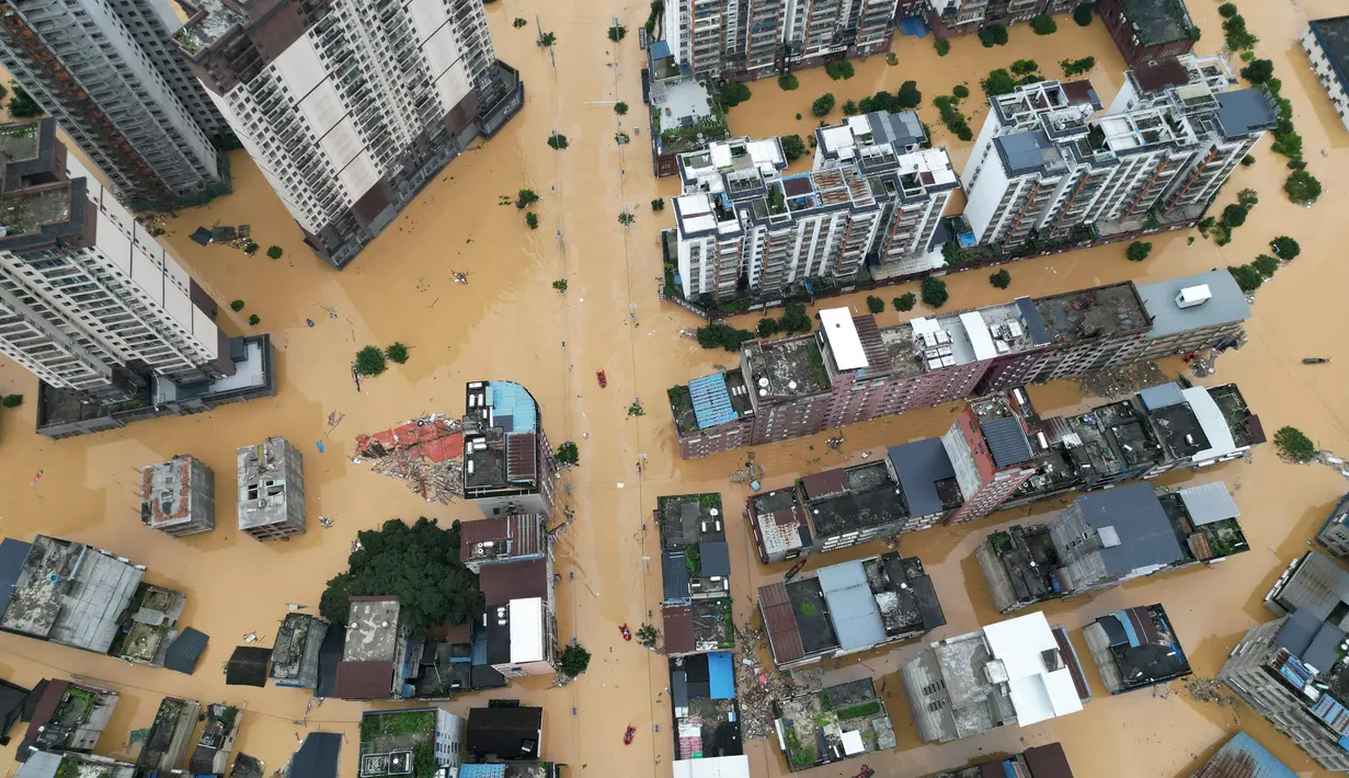 Sebuah foto udara menunjukkan bangunan-bangunan yang terendam banjir di Rongjiang, provinsi Guizhou, barat daya China pada 24 Juni 2025. (AFP/China OUT)
