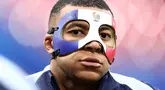 Kylian Mbappe dari Prancis mengenakan masker saat menjalani sesi latihan jelang laga Grup C Euro 2024 melawan Belanda di Stadion Leipzig, Leipzig, Jerman, Kamis (20/6/2024) waktu setempat.  (AFP/Frank Fife)