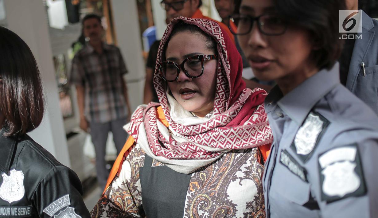 Komedian Tri Retno Prayudati alias Nunung digiring oleh petugas saat akan rilis kasus narkoba di Ditnarkoba Polda Metro Jaya, Jakarta, Senin (22/7/2019). Nunung ditangkap bersama suaminya, July Jan Sambiran, usai bertransaksi narkoba dengan tersangka TB di kediaman mereka. (Liputan6.com/Faizal Fanan