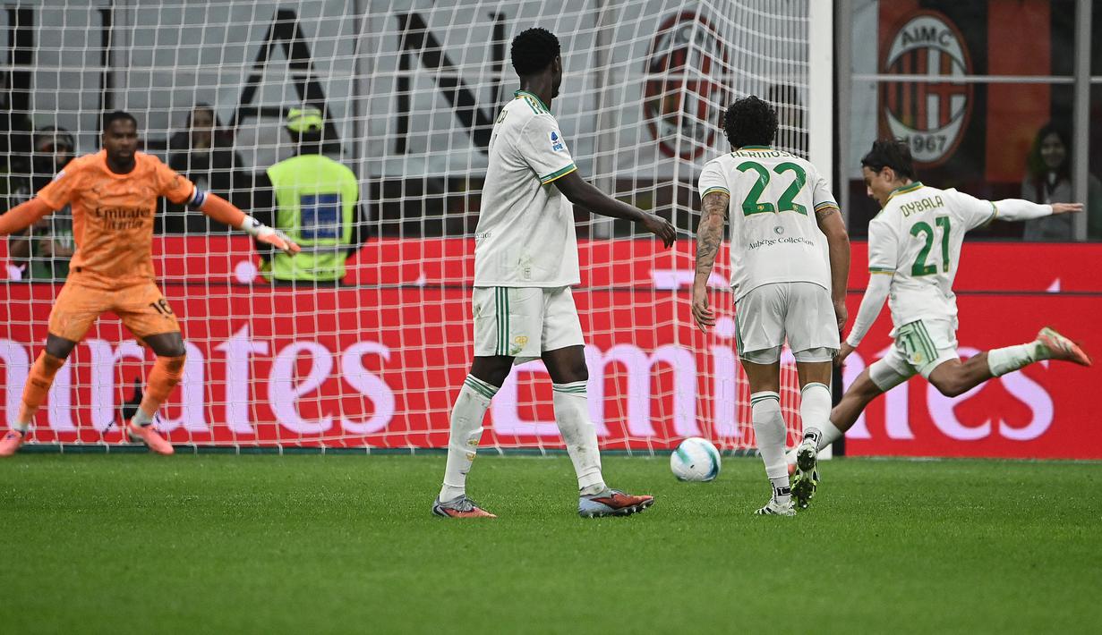 Serigala Ibu Kota mendapatkan hadiah penalti setelah Youssouf Fofana melakukan handball di kotak terlarang pada menit ke-81. (AFP/Isabella Bonotto)
