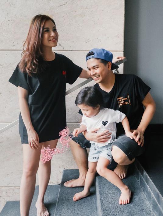 “Takut banget, banget, banget. Jadi di awal-awal kehamilan aku tuh sempat benar-benar yang takutnya tuh berlebihan gitu loh sampai stress sendiri, sampai nggak bisa tidur, sampai takut banget deh pokoknya,” ujar Chelsea Olivia. (Instagram/chelseaoliviaa)