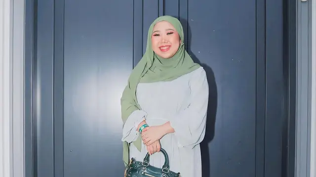 Potret Kiky Saputri Tampil Berhijab saat Hadiri Acara Kajian. (instagram/kikysaputrii)