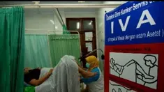 Ibu Negara RI, Iriana Jokowi tampak semangat ketika mengatakan 'Salam IVA' saat menyapa masyarakat di 10 provinsi lewat teleconference dalam acara Pencanangan Gerakan Nasional Pencegahan dan Deteksi Dini Kanker pada Perempuan di Puskesmas Nanggulan, ...