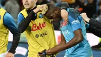 Striker Napoli, Victor Osimhen, merayakan gol yang dicetaknya ke gawang Udinese dalam laga giornata 33 Serie A Liga Italia di Dacia Arena, Jumat (5/5/2023) dini hari WIB. Napoli bermain imbang 1-1 di markas Udinese dan memastikan diri meraih Scudetto musim ini. (TIZIANA FABI / AFP)