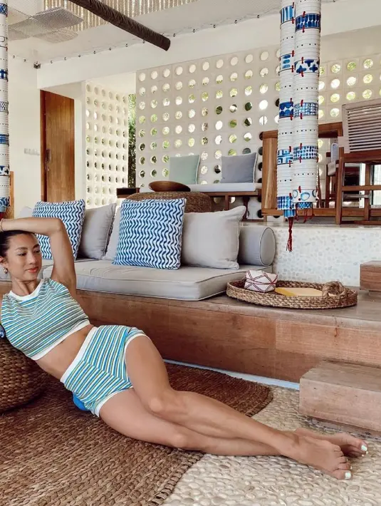 <p>One set crop top bermotif striped dengan detail sleeveless.&nbsp;(instagram/jenniferbachdim)</p>