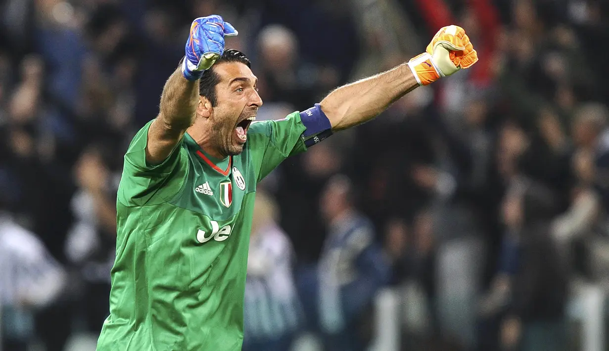 Kiper Juventus, Gianluigi Buffon merayakan kemenangan atas Sevilla pada laga Liga Champions di Stadion Juventus, Italia, Kamis (1/10/2015). (Reuters/Giorgio Perottino)