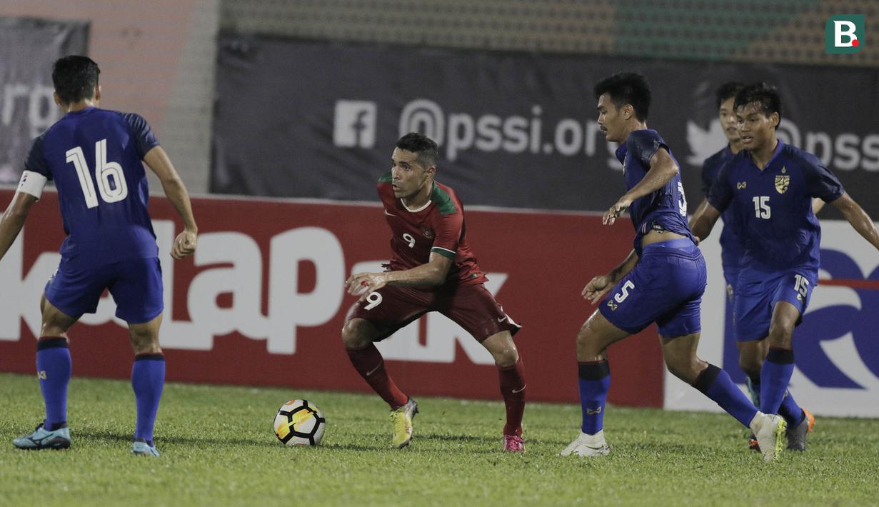 Striker Timnas Indonesia, Alberto Goncalves, berusaha melewati pemain Thailand di Stadion PTIK, Jakarta, Kamis, (31/5/2018). (Bola.com/M Iqbal Ichsan)