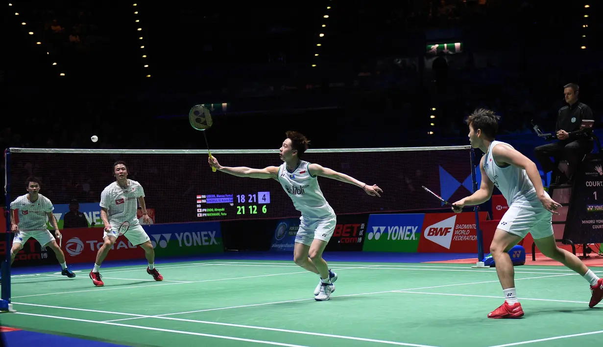Pasangan Indonesia Kevin Sanjaya Sukamuljo/Marcus Fernaldi Gideon mengembalikan kok kepada pasangan Jepang Hiroyuki Endo/Yuta Watanabe pada laga final ganda putra All England 2020 di Birmingham, Inggris, Minggu (15/3/2020). Kevin/Marcus kalah dengan skor 18-21, 21-12, dan 19-21. (Oli SCARFF/AFP)