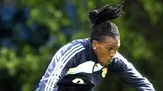 Pemain Real Madrid, Royston Drenthe ketika berlatih di kamp konsentrasi klub di Dublin, Irlandia, 17 Juli 2009. Real Selain berlatih, Real Madrid juga melakukan partai persahabatan. AFP PHOTO/MIGUEL RIOPA