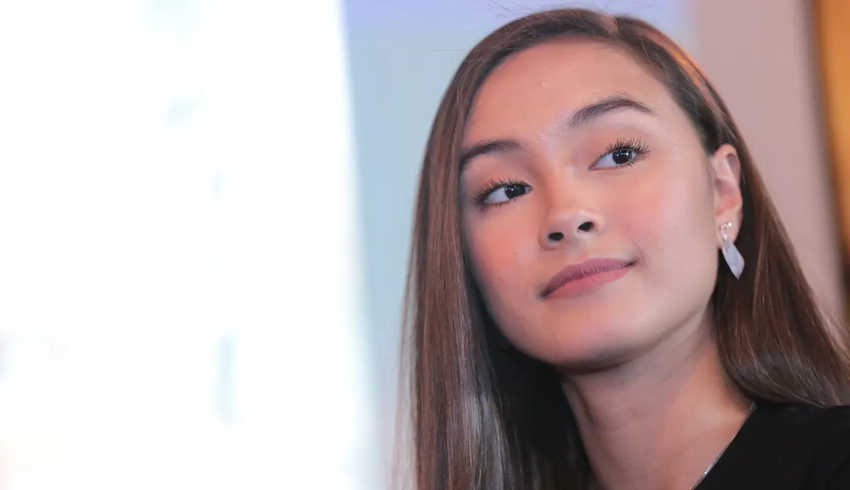 Hampir dua tahun Caitlin Halderman menekuni kariernya di dunia peran. Pemeran Alya dalam film Ada Cinta di SMA itu kini kembali terlibat dalam film Surat Cinta untuk Starla. Bersama dengan Jefri Nichol. (Adrian Putra/Bintang.com)