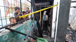 Beberapa anak melihat-lihat sisa kebakaran di salah satu sisi Kantor Komisi Nasional Perlindungan Anak di Jakarta, Senin (29/6/2015). Kantor Komnas PA terbakar pada Sabtu, 28 Juni 2015 sekitar pukul 21.00 WIB. (Liputan6.com/Yoppy Renato)