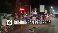 Terlihat rombongan pesepeda menerobos lampu lalu lintas yang saat itu masih berwarna merah.