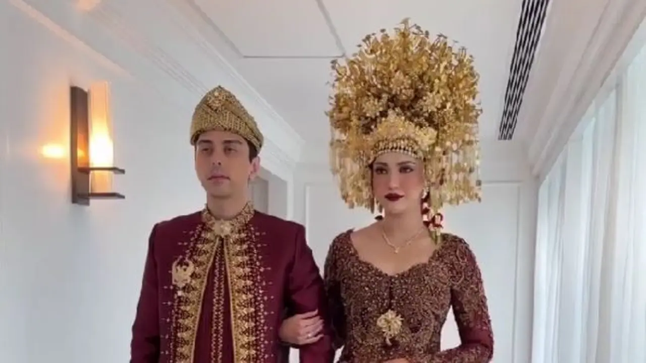 Busana Mewah Dewi Paramita 'Mici' di Resepsi Pernikahan, Elegan Jadi Sorotan (credit: instagram/ayungberinda).