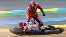 Pecco Bagnaia saat alami crash pada Main Race MotoGP Prancis di Sirkuit Le Mans. (Loic VENANCE / AFP)