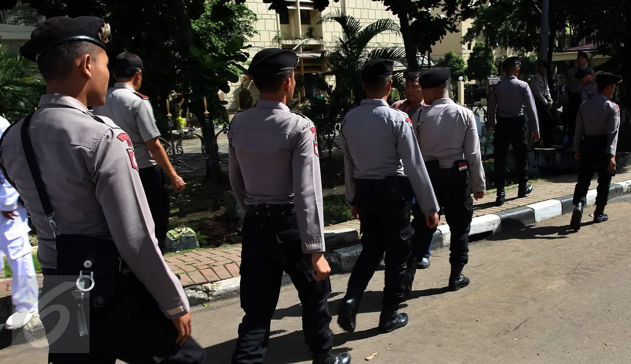 Sejumlah personel kepolisian berjaga di depan gerbang Mabes Polri, Jakarta, Selasa (15/11). Hari ini Bareskrim Polri melakukan gelar perkara kasus dugaan penistaan agama yang dilakukan Basuki Tjahaja Purnama (Ahok). (Liputan6.com/Johan Tallo)
