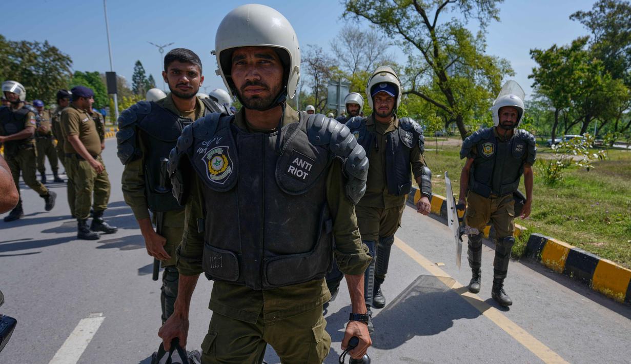 Perundingan damai ini dimediasi oleh Perdana Menteri Pakistan, Shehbaz Sharif. Tampak dalam foto, para petugas polisi berjalan menuju bus untuk penugasan mereka di Islamabad, Pakistan, untuk memastikan keamanan menjelang kemungkinan negosiasi antara Iran dan Amerika Serikat, Jumat 10 April 2026. (AP Photo/Anjum Naveed)