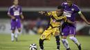 Pemain Mitra Kukar, Hendra Bayau berusaha melewati pemain Persita, Maman Abdulrahman pada laga Piala Presiden di Stadion Dipta, Bali, Minggu (30/8/2015). (Bola.com/Vitalis Yogi Trisna)