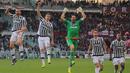  Gianluigi Buffon (tengah) merayakan kemenangan bersama para pemain Juventus pada laga lanjutan Serie A di  di Stadion Olimpico, Turin, Senin (21/3/2016) dini hari WIB. (AFP/Marco Bertorello)