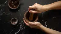 Ilustrasi membuat scrub dari bahan kopi dan garam. (Sumber foto: Pexels.com).