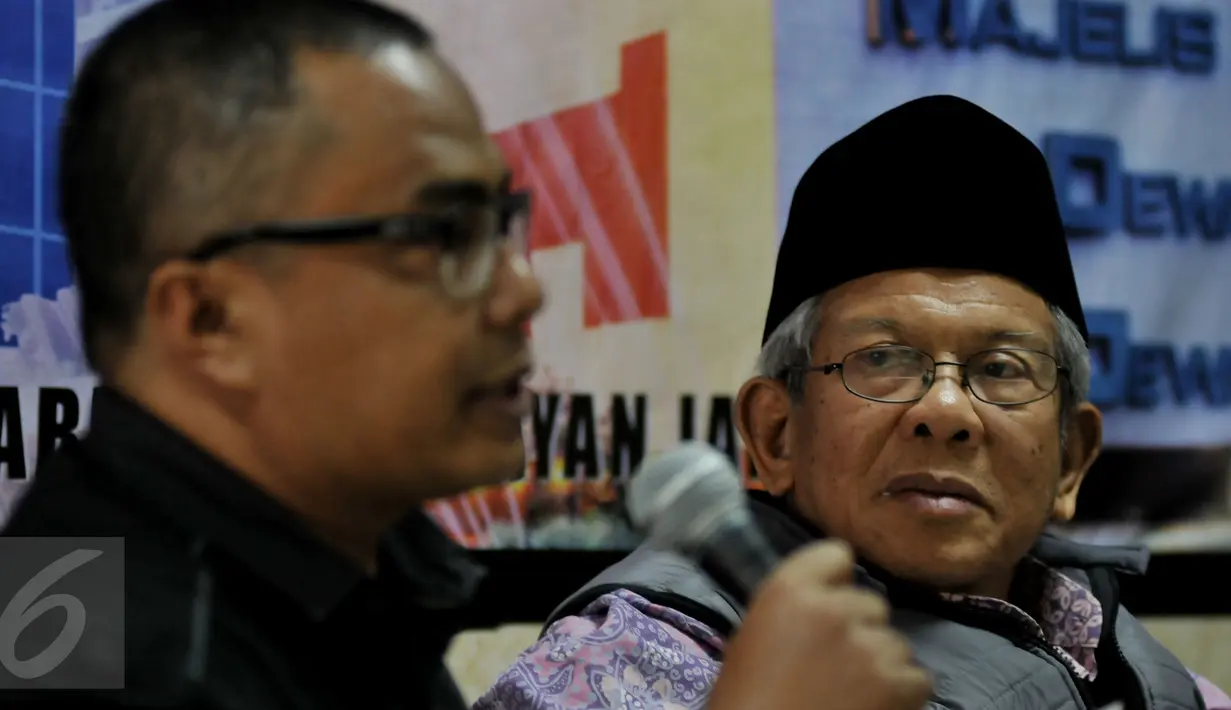 Anggota DPD RI Dapil DKI Jakarta, AM Fatwa (kanan) saat Dialog Kenegaraan di Senayan, Jakarta, Rabu (4/11/2015). Dialog membahas "Menjawab Hak Bertanya DPD RI Tentang Urgensi Perpres KA Cepat Jakarta - Bandung" (Liputan6.com/Johan Tallo)