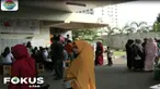 Banyaknya keluarga warga yang datang mengakibatkan antrian di loker pendaftaran.