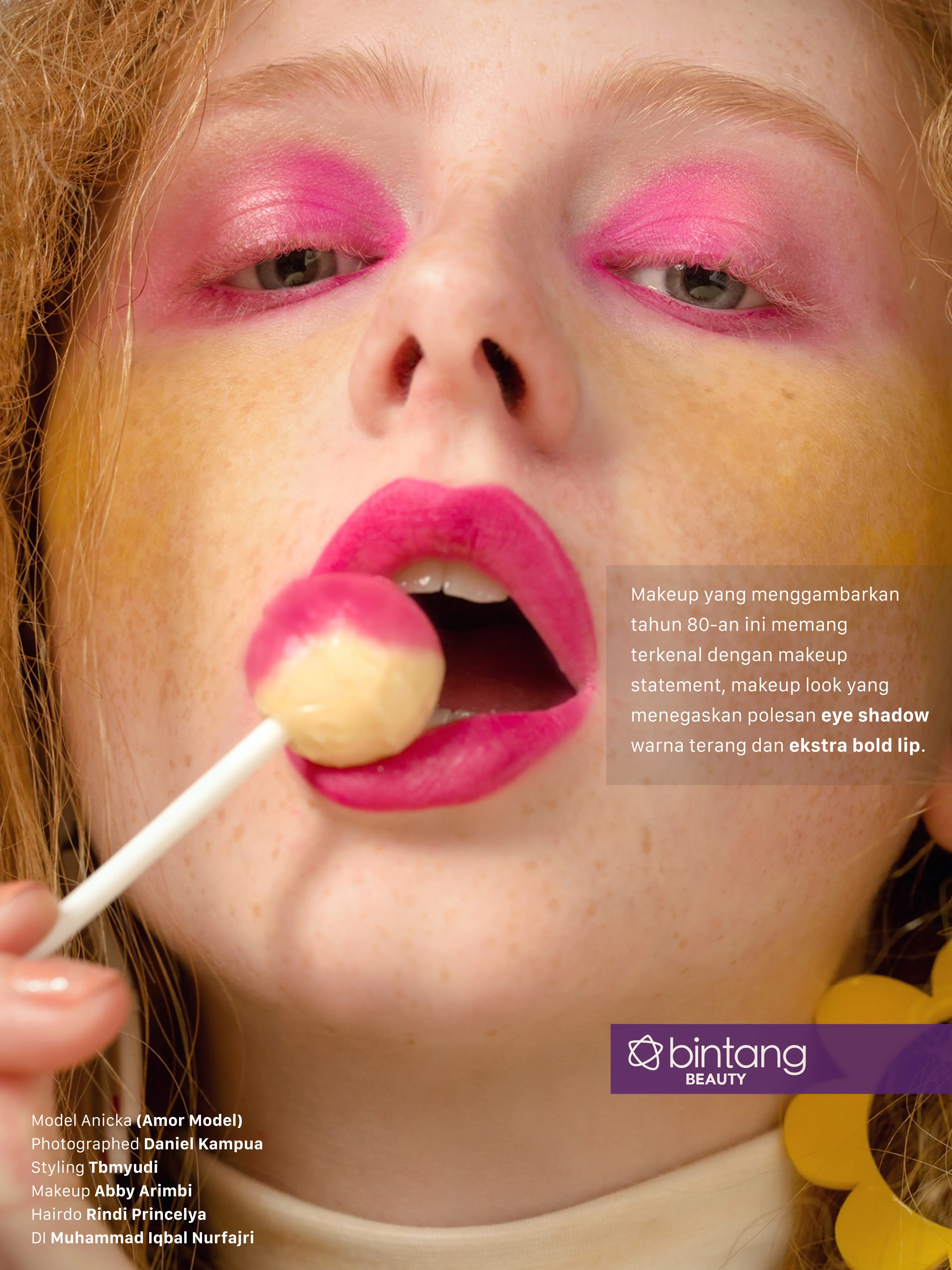 Makeup strong dengan pemilihan bold lip menjadi statement di look ala 80-an ini.