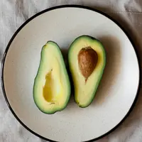 ilustrasi alpukat/Photo by Alina Karpenko on Unsplash