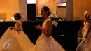 Tiga model berjalan sebelum pagelaran busana karya desainer Fetty Rusli di Hotel Mulia Senayan Jumat (26/02). Busana pengantin menambah detail dedaunan yang menyatu dengan indah. (Liputan6.com/Fery Pradolo)