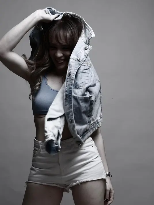 Foto hitam putih jadi salah satu favoritnya. Ia mengenakan beberapa outfit kasual dan seksi seperti tanktop, celana pendek dan jaket denim. [Instagram.com/anneofficial1990]