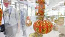 Orang-orang yang memakai masker mengunjungi pameran kesenian rakyat tradisional Rusia di Moskow, Rusia, 4 Oktober 2020. Lebih dari 1.000 karya seni tradisional Rusia buatan produsen kerajinan terkemuka dipamerkan di acara tersebut. (Xinhua/Alexander Zemlianichenko Jr)