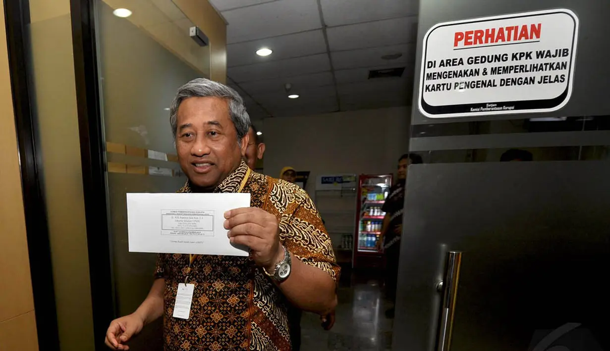 Mantan Mendikbud, M Nuh usai melaporkan harta kekayaannya ke KPK, Jakarta, Selasa (9/12/2014). (Liputan6.com/Miftahul Hayat) 