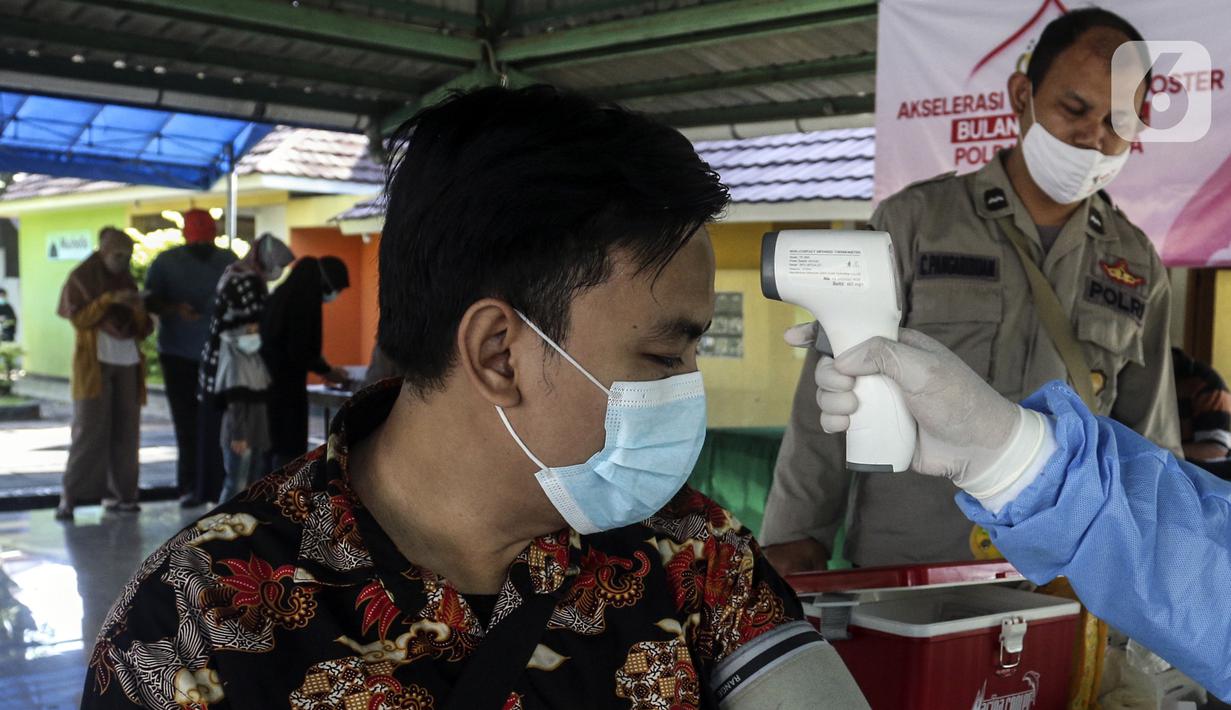 Warga menjalani pemeriksaan kesehatan saat mengikuti vaksinasi booster COVID-19 di Taman Pemuda Pratama, Depok, Jawa Barat, Kamis (7/4/2022). Presiden Joko Widodo telah mempersilakan masyarakat untuk mudik pada Lebaran 2022. (Liputan6.com/Johan Tallo)