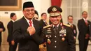 Menteri Pendayagunaan Aparatur Negara dan Reformasi Birokrasi (PANRB) Syafruddin (kiri) bersalaman dengan Kapolri Jenderal Pol Tito Karnavian (kanan) usai dilantik di Istana Negara, Jakarta, Rabu (15/8). (Liputan6/HO/Pian)