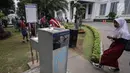 Anak-anak melintas di depan fasilitas air siap minum (Drinking Fountain) di Museum Nasional, Jakarta, Kamis (8/11). Fasilitas ini disediakan Palyja untuk menyediakan air siap minum. (Liputan6.com/Fery Pradolo)