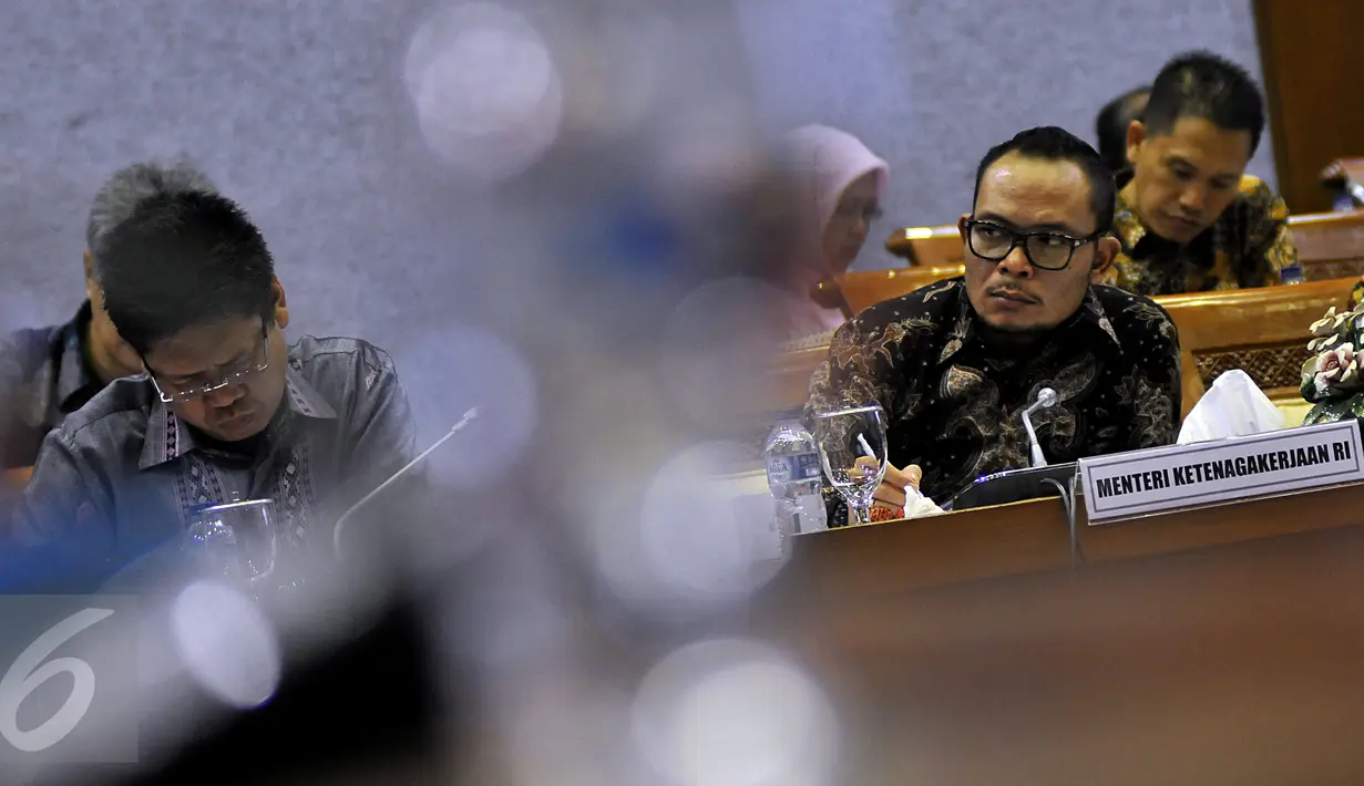 Menteri Tenaga Kerja, Hanif Dhakiri menyimak keterangan saat rapat kerja dengan Komisi IX DPR di Kompleks Parlemen, Senayan, Jakarta, Kamis (19/11). Rapat tersebut membahas isu-isu terkait permasalahan tenaga kerja di Indonesia.(Liputan6.com/Johan Tallo)
