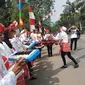 Pelajar berbaris menyambut obor Asian Games 2018 melintas di Jl. RM. Harsono, Ps. Minggu, Kota Jakarta Selatan, Rabu (15/8/2018) ( Ady Anugrahadi/Liputan6.com)