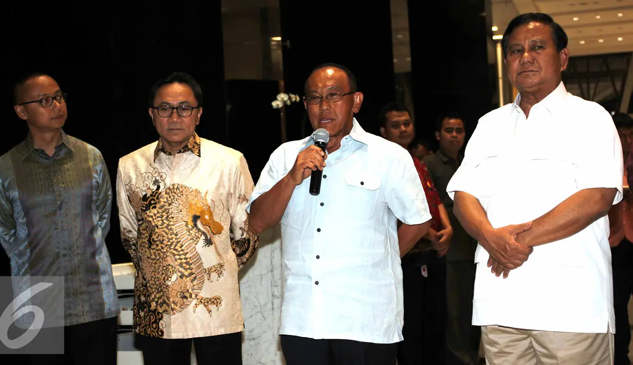 Aburizal Bakrie memberikan keterangan pers usai melakukan pertemuan tertutup KMP, Jakarta, Kamis (3/9/2015). Pertemuan tersebut membahas PAN yang bergabung dengan Pemerintah (Liputan6.com/Helmi Afandi)