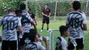 Rentetan hasil buruk ini membuat nasib Carlos Pena di ujung tanduk. The Jakmania mulai mengusik posisi pelatih asal Spanyol ini. Bahkan Direktur Persija Jakarta, Mohamad Prapanca, akan segera mengevaluasi semua jajaran termasuk pelatih.