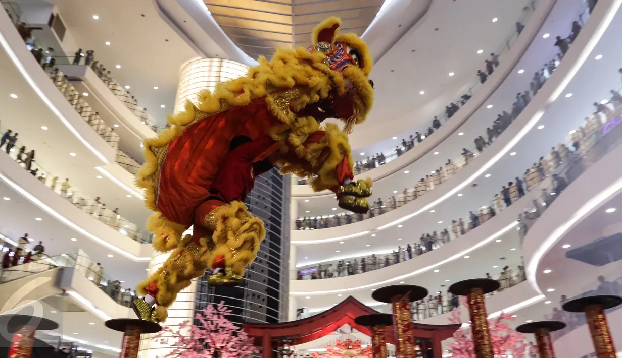 Pengunjung melihat atraksi Barongsai Tonggak saat perayaan Imlek 2568 di Senayan City, Jakarta, Sabtu (28/01). Atraksi barongsai yang melompat dari satu tonggak ke tonggak yang lain manjadi tontonan yang mendebarkan. (Liputan6.com/Fery Pradolo)