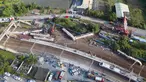 Pemandangan kereta api Puyuma Express yang tergelincir di daerah Yilan, Taiwan, Senin (22/10). Kereta penumpang tersebut dilaporkan tergelincir pada Minggu 21 Oktober 2018. (Daniel Shih/AFP)