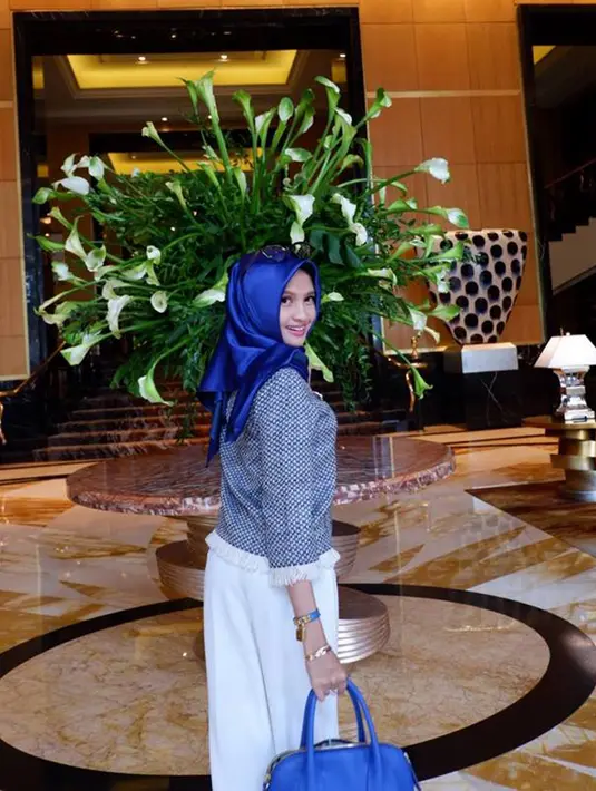 Calon istri Gubernur Kalteng Sugianto Sabran, Yulistra Ivo berpose saat berada di sebuah lobi hotel. Pernikahan Gubernur Kalteng Sugianto Sabran dan Ivo dilaksakan pada 25 Januari 2018. (Facebook/yuliastraivo)