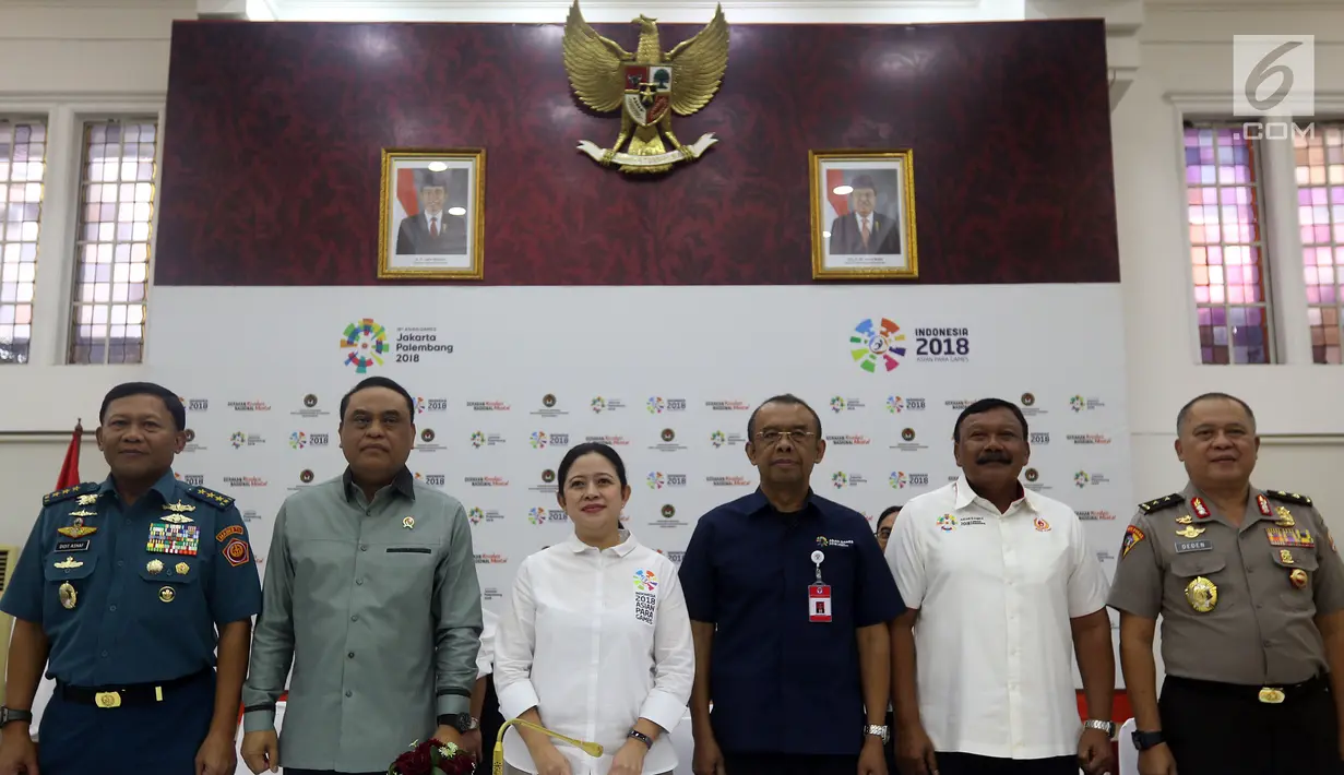 Menko PMK Puan Maharani bersama Menpan-RB yang juga sebagai CdM Asian Games 2018 Syafruddin foto bersama saat konferensi pers pasca penyelenggaraan Asian Games 2018 di kantor Kemenko PMK, Jakarta, Senin (3/9). (Liputan6.com/Johan Tallo)