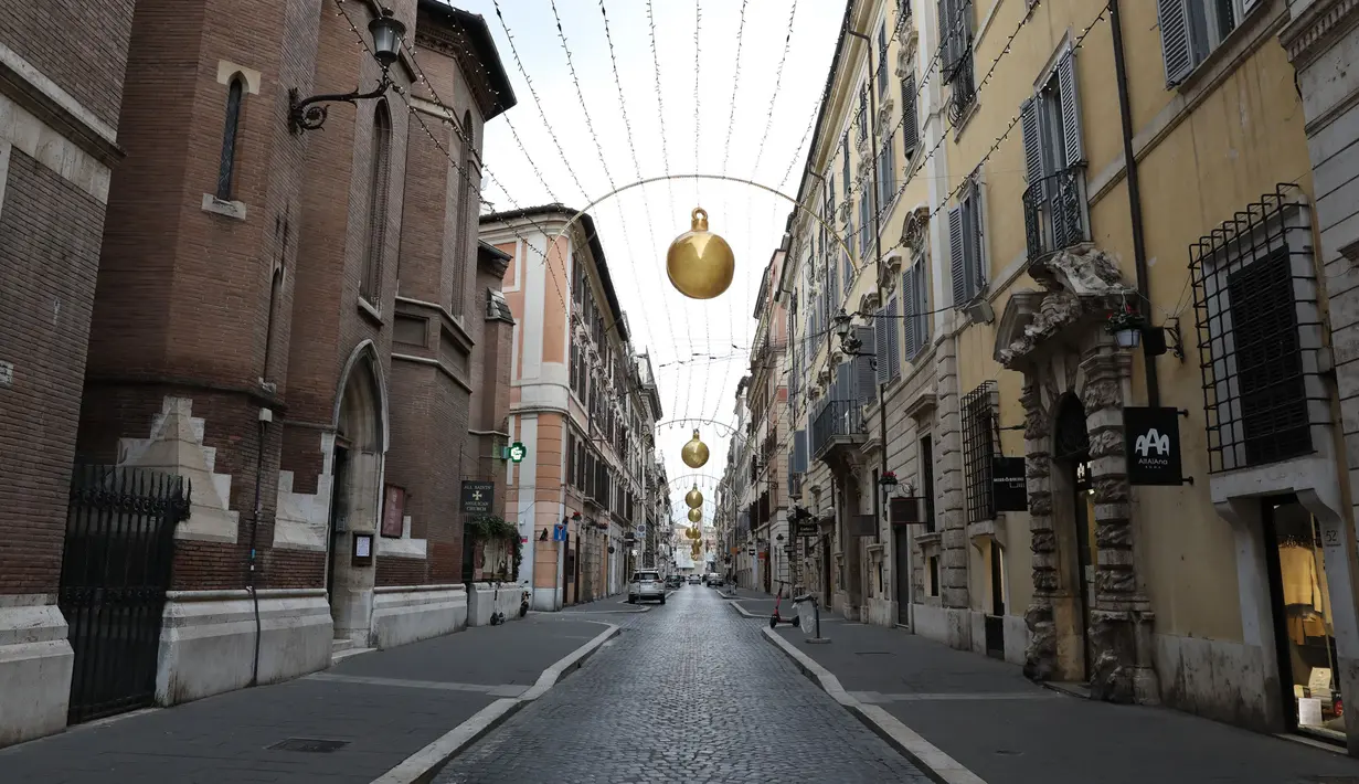 Suasana jalanan yang sepi di Roma, Italia, 24 Desember 2020. Italia mulai menerapkan jam malam nasional dalam empat jam. (Xinhua/Cheng Tingting)