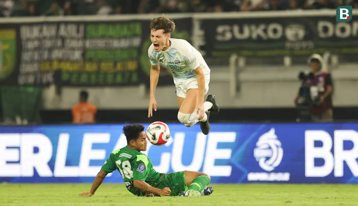 Pemain PSIM Yogyakarta, Cofre Deri Antony dilanggar keras oleh Toni Firmansyah pada pertandingan pembuka BRI Super League 2025/2026 di Stadion Gelora Bung Tomo, Jumat (08/08/2025) malam WIB. (Bola.com/Abdul Aziz)