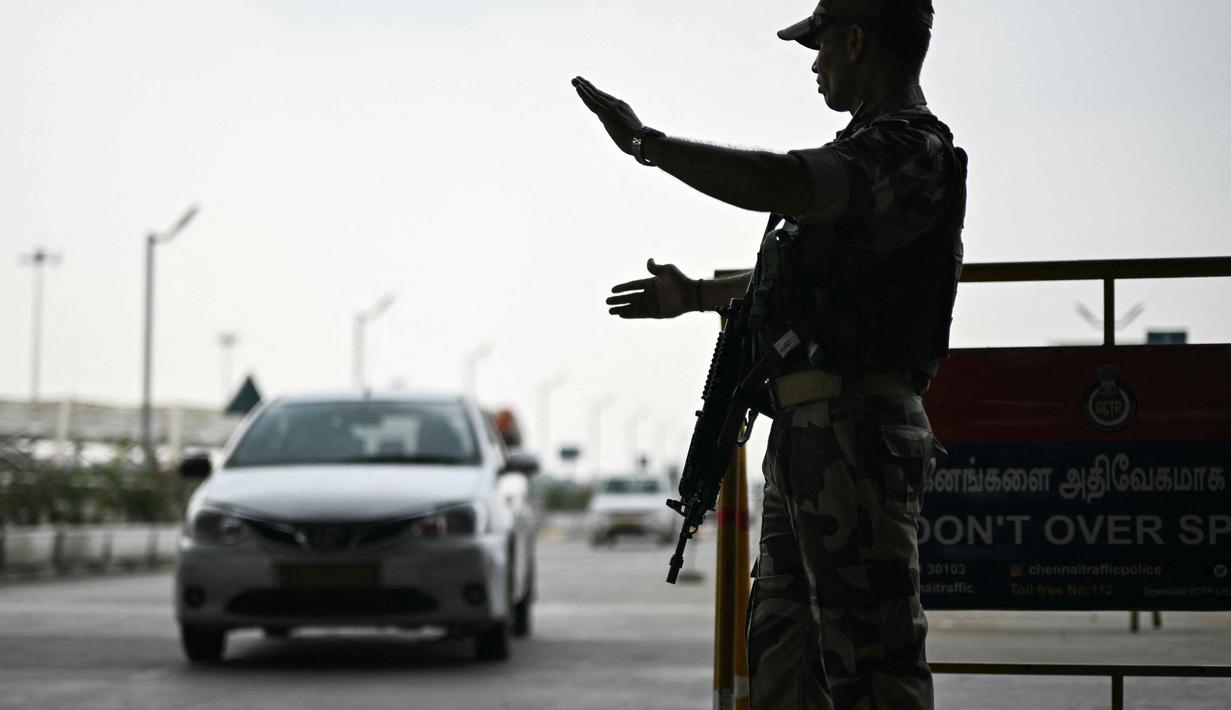 Diketahui, Red Fort merupakan salah satu situs sejarah di New Delhi yang paling banyak dikunjungi. Bangunan ini telah berusia 350 tahun karena didirikan di era Mughal. Tampak dalam foto, seorang anggota Pasukan Keamanan Industri Pusat (CISF) menghentikan kendaraan untuk pemeriksaan di Bandara Internasional Chennai di Chennai pada 11 November 2025. (R. Satish BABU/AFP)