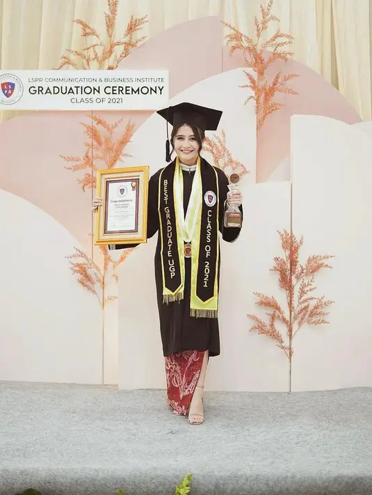 Potret Prilly Latuconsina dengan senyum sumringah  berbalut baju wisuda dan toga berwarna hitam. (Instagram/prillylatuconsina96).