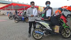 Pengendara motor menunjukkan hasil pemeriksaan tes Swab antigen di pos pemeriksaan kesehatan, Cikarang, Kabupaten Bekasi, Sabtu (22/5/2021). Ada 14 orang dari 4.406 pengendara motor yang terindikasi positif COVID-19 pada arus balik tanggal 16-22 Mei 2021. (Liputan6.com/Herman Zakharia)