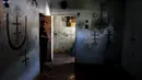 Polisi memasuki rumah dengan simbol - simbol yang dibuat geng Mara Salvatrucha di Mejicanos, El Salvador, (9/12). Kepolisian El Salvador juga akan menghapus semua gambar atau simbol yang dibuat oleh geng Mara Salvatrucha. (REUTERS/Jose Cabezas)
