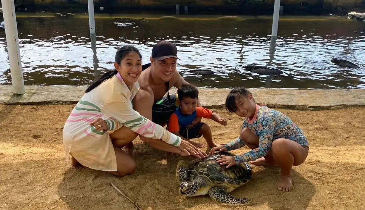 Kekompakan diperlihatkan Happy Salma, Tjokorda Bagus dan anak-anak saat bermain dengan penyu. (Foto: Instagram/@tjokgus)