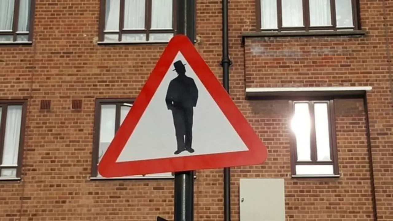 Rambu awas umat Yahudi beredar di utara London, Inggris. (PA/BBC)